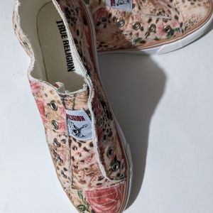 True Religion Women's Korey Rose Pink Floral Print Low Top Shoes. Size 7.5 NWOT